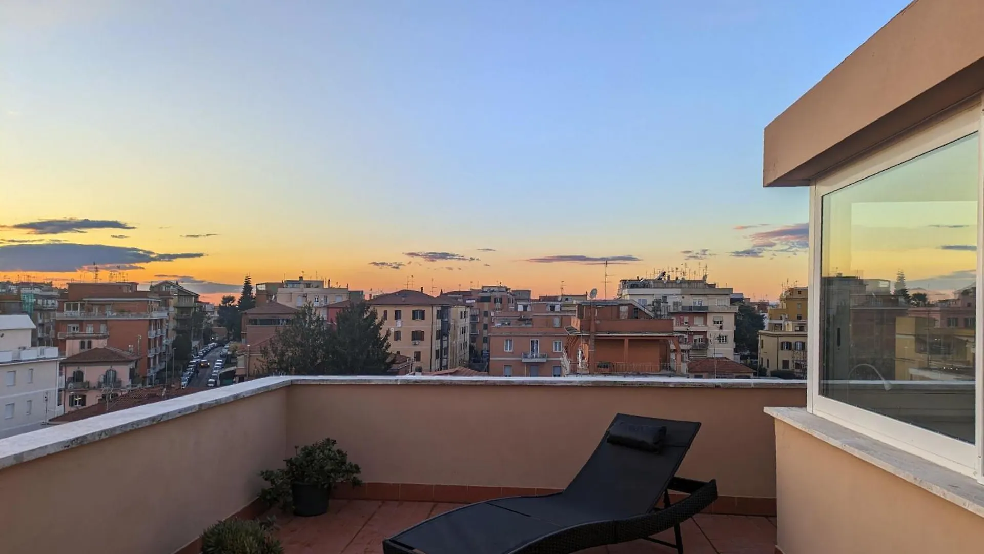 Casetta Sole, Superattico Con Terrazzo Vicino San Pietro, New Roma 0*,  Italia